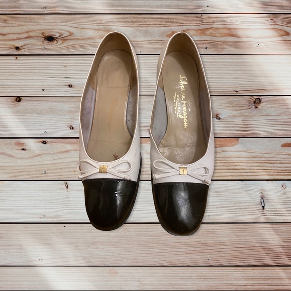 Salvatore Ferragamo Ivory and Black Leather Bow Pumps•Size 37 C - 6,5 US size. - Picture 2 of 8
